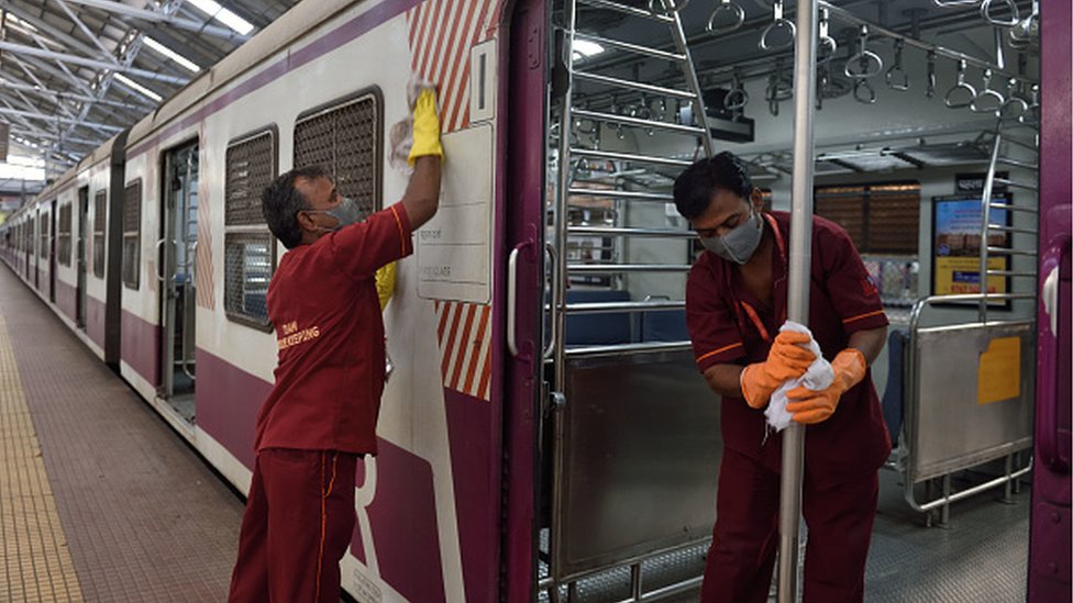 Чистят поезда в Мумбаи