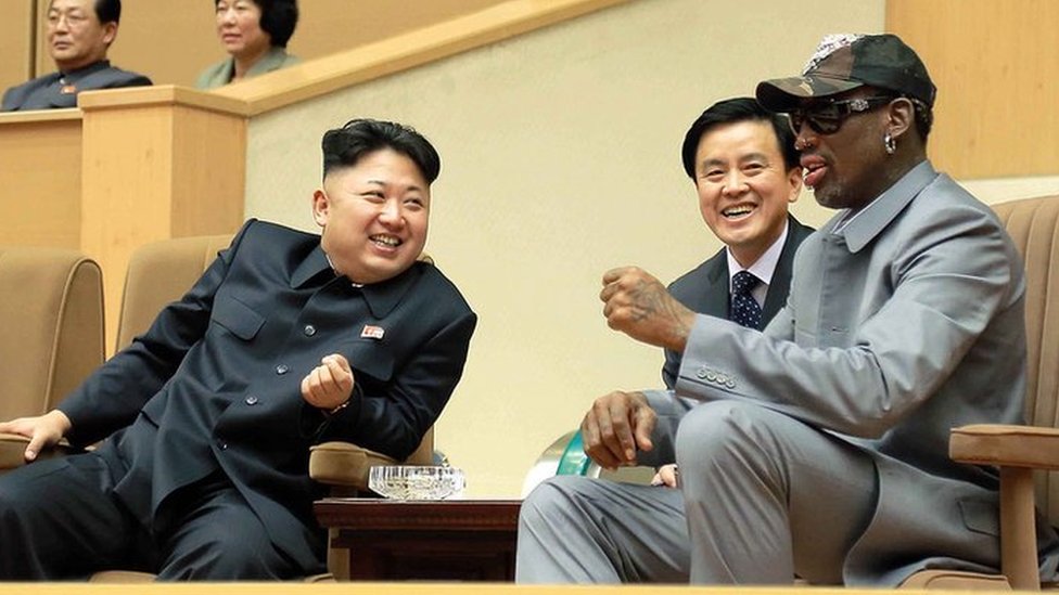 Kim Jong-un, eski NBA yıldızı Dennis Rodman ile birlikte Pyongyang'ta bir basketbol maçı izlerken.