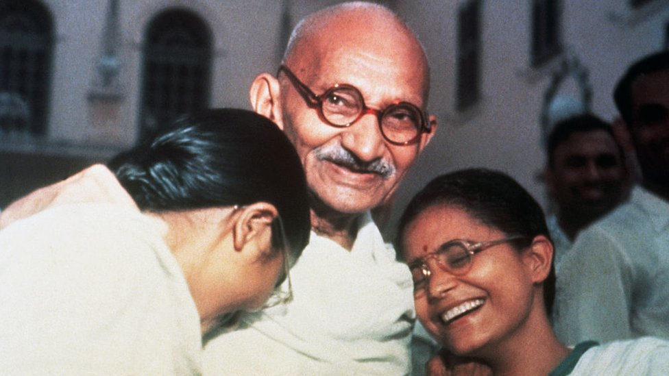 甘地和他的孫侄女瑪努（左）和阿布哈（右）