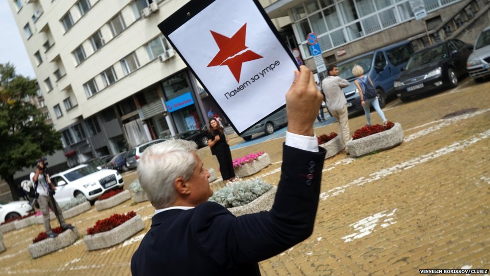 Мужчина держит сломанный звездный знак инициативы «Память на завтра»