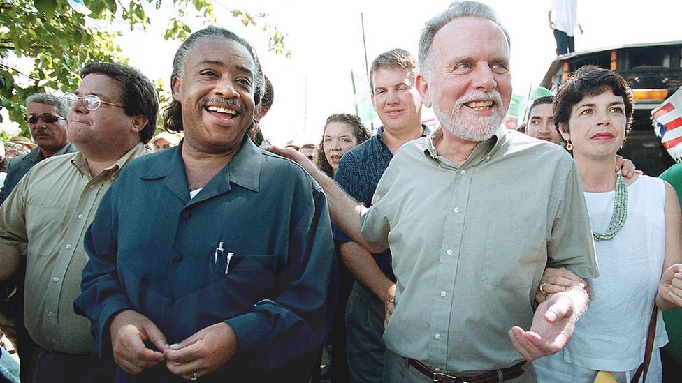 El reverendo Al Sharpton (derecha) junto al líder del Partido Independentista Puertorriqueño Rubén Berríos, quien tuvo un papel central al mantener un campamento por meses en las tierras restringidas por la Marina.