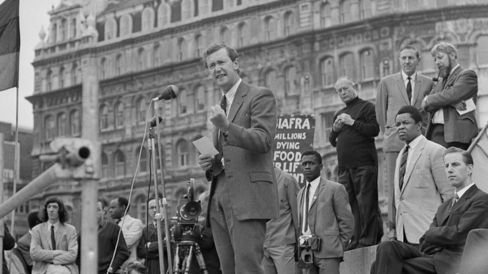 Политик британской лейбористской партии Майкл Барнс выступает на митинге, организованном «Комитетом Биафры», Лондон, Великобритания, 7 июля 1968 года.