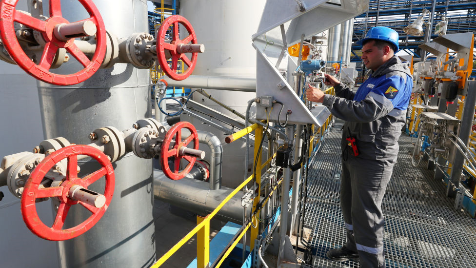 Trabajador opera los controles de Nord Stream 2