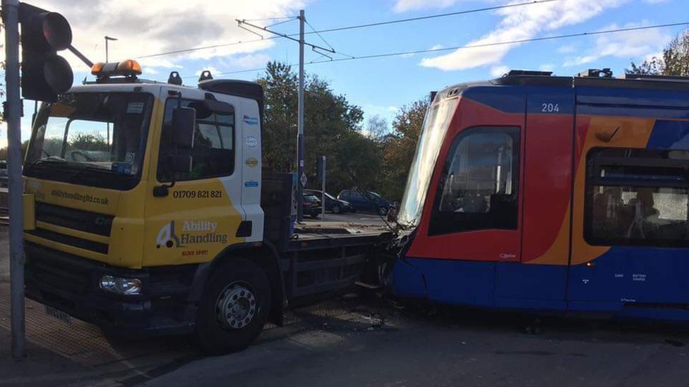 Авария трамвая и грузовика