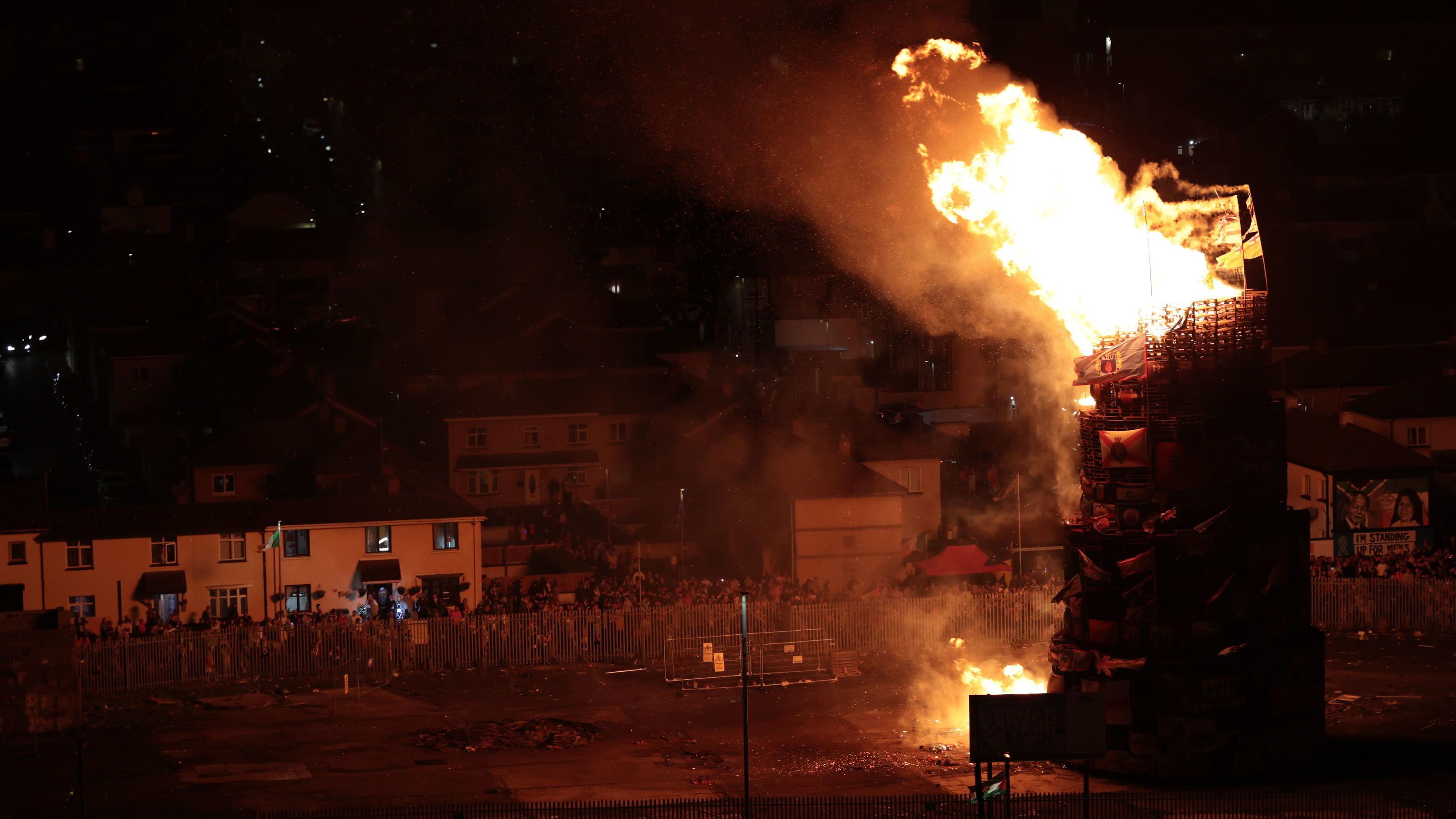 Controversial bonfires are lit in Londonderry amid criticism - BBC