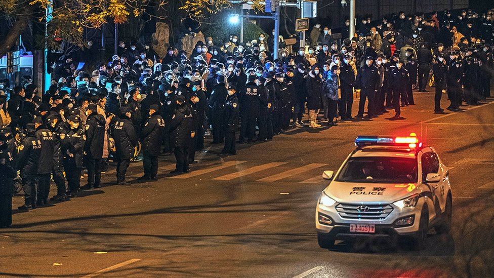 محتجون والشرطة خلال احتجاج على إجراءات الصين الصارمة للحد من كوفيد في 28 نوفمبر/تشرين الثاني 2022 في بكين، الصين
