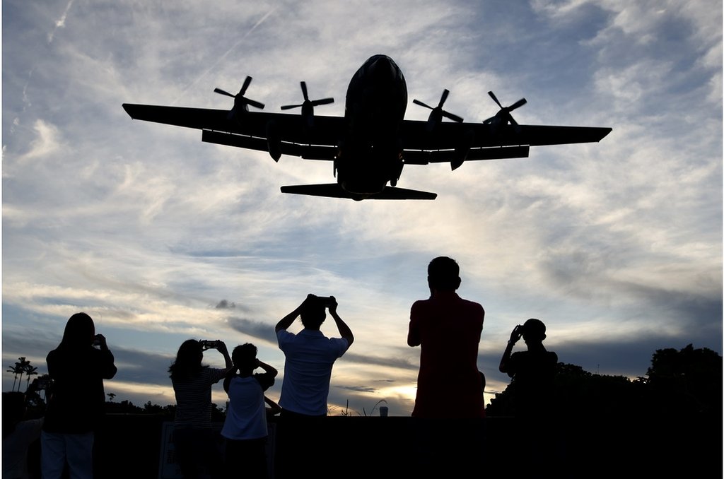 航空愛好者在台灣台北松山機場拍攝一架接近的台灣C-130大力士軍用飛機（2023年8月25日）。