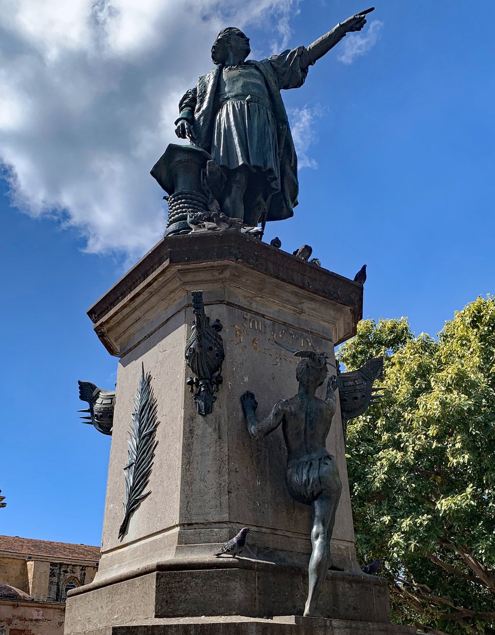 Monumento a Cristóbal Colón con la cacique Anacaona al pie del pedestal. Parque Colón, Ciudad Colonial Santo Domingo