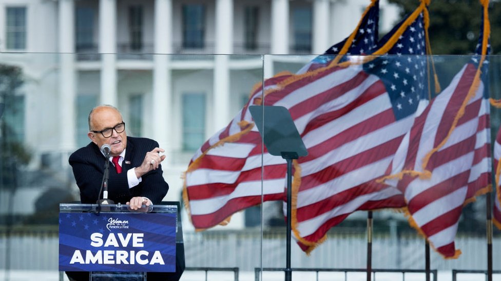 Giuliani dando un discurso ante la Casa Blanca