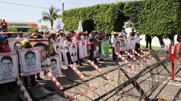 Родители 43 студентов, пропавших без вести во время протеста в Игуале