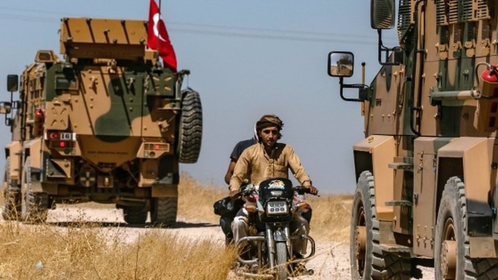 Турецкие военные машины патрулируют сирийскую деревню Аль-Хашиша на окраине Тал Абьяд