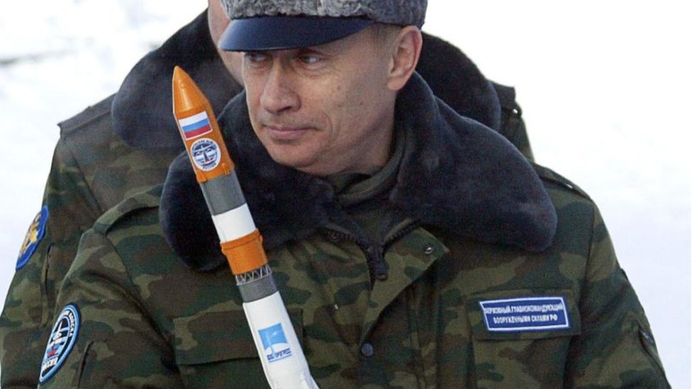 Putin con un cohete