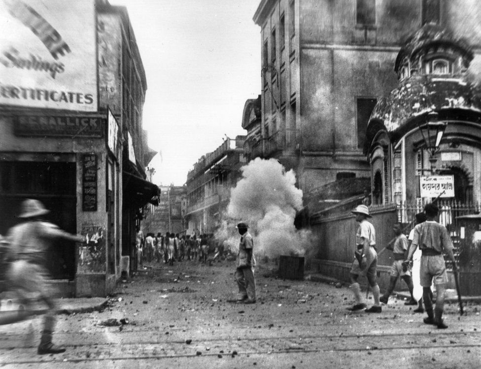 قُتل ما يقدر بنحو ألفي شخص وأصيب أكثر من 4 آلاف في أعمال شغب طائفية قبل التقسيم في كالكاتا في عام 1946