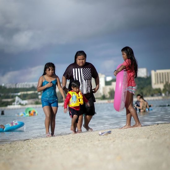 Los guameños son ciudadanos estadounidenses, pero no votan en las elecciones nacionales. Niños en una playa en Guam.