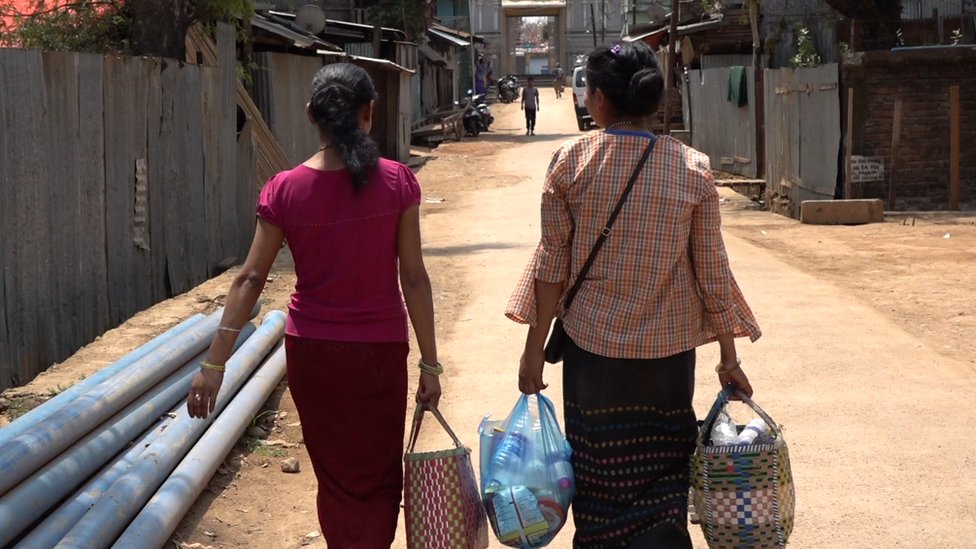 Perempuan dari Tamu masuk ke wilayah Moreh setiap hari untuk menjual susu