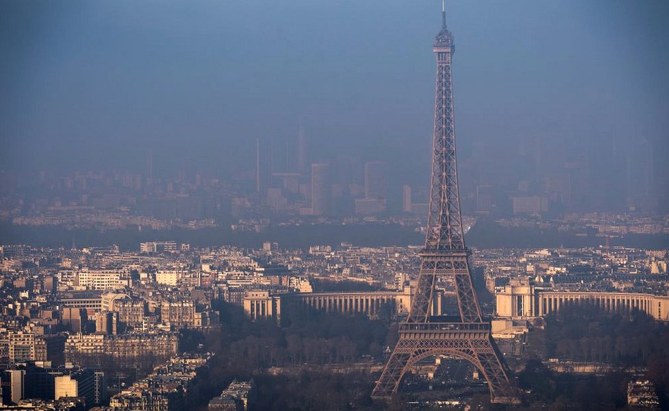 Эйфелева башня изображена с башни Монпарнас 29 декабря 2016 года в Париже