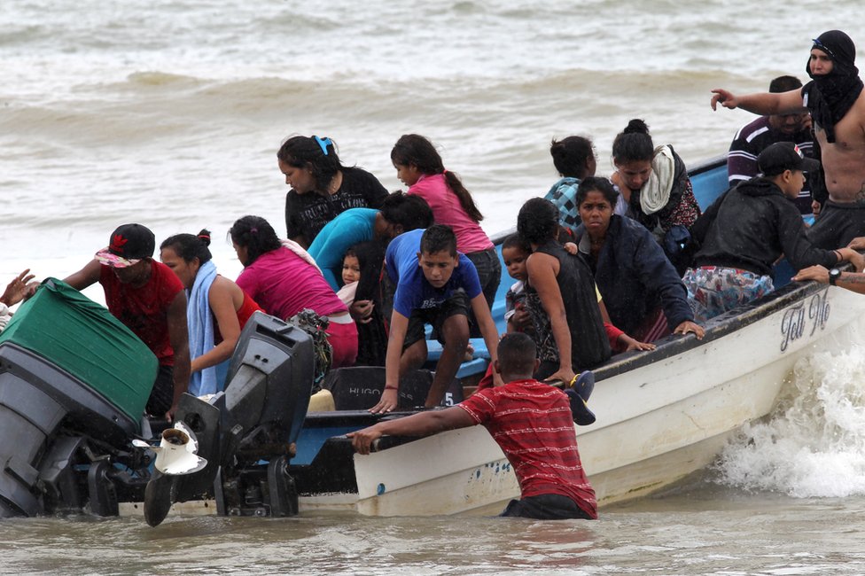 Los venezolanos deportados que volvieron a Trinidad y Tobago a su llegada a Los Iros.