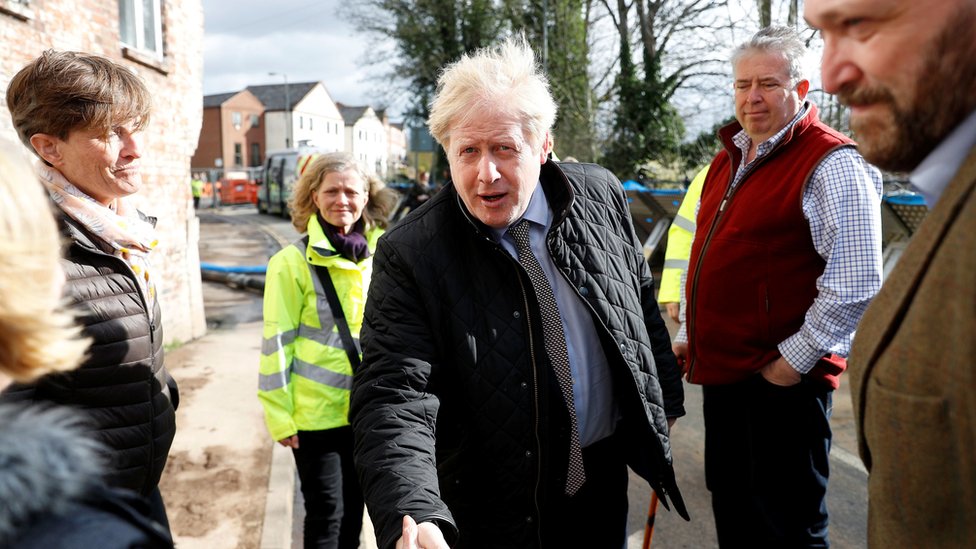 Премьер-министр Борис Джонсон посещает Бьюдли в Вустершире, чтобы ознакомиться с усилиями по восстановлению после недавнего наводнения в долине Северн и по всей Великобритании
