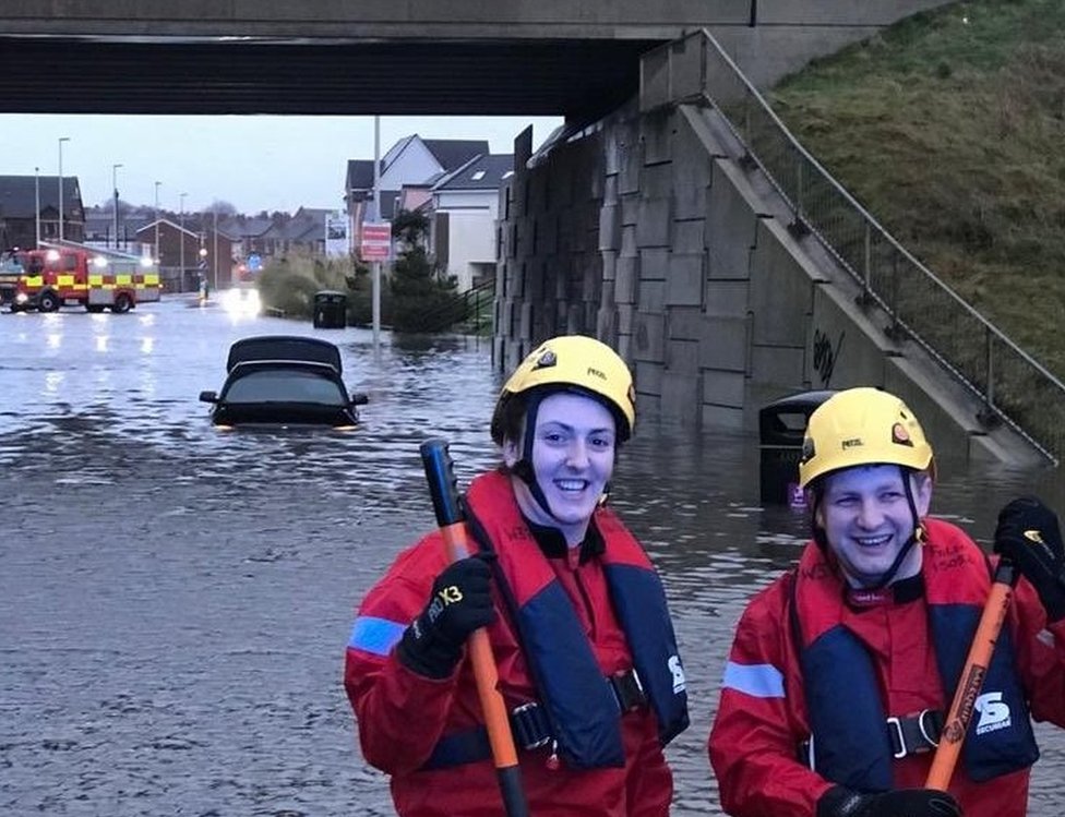 Пожарные после спасения автомобилиста от наводнения