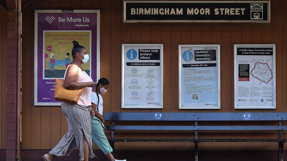 Люди на вокзале в Бирмингеме