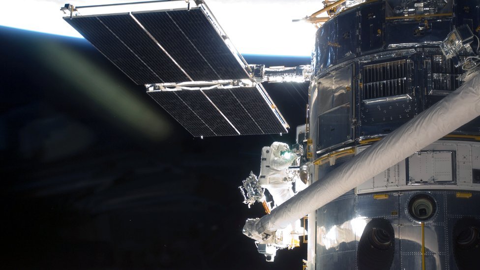 Un astronauta hace reparos a la Estación Espacial Internacional