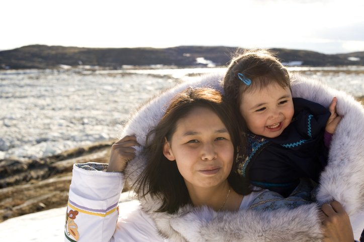 Madre e hija con vestido tradicional en la isla de Baffin, Nunavut, Canadá