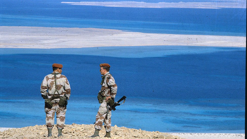 Dos soldados de la Fuerza Multinacional de Paz y Observación en la isla de Tirán.