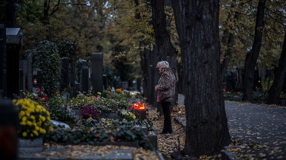 Український письменник і поет Олександр Олесь та його дружина були поховані на Ольшанському цвинтарі у Чехії, але через позицію правовласника місця могили їх перепоховали у Києві