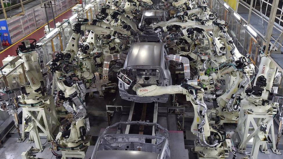 Роботы, сварочные кузова автомобилей на заводе