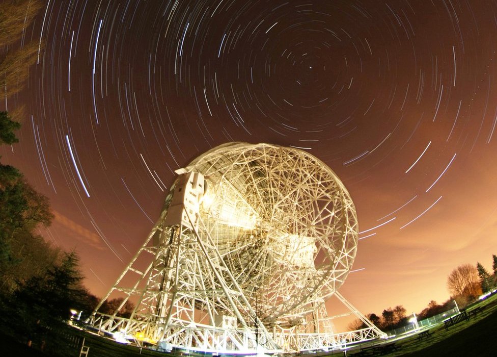 таймлапс звездных следов за телескопом Ловелла