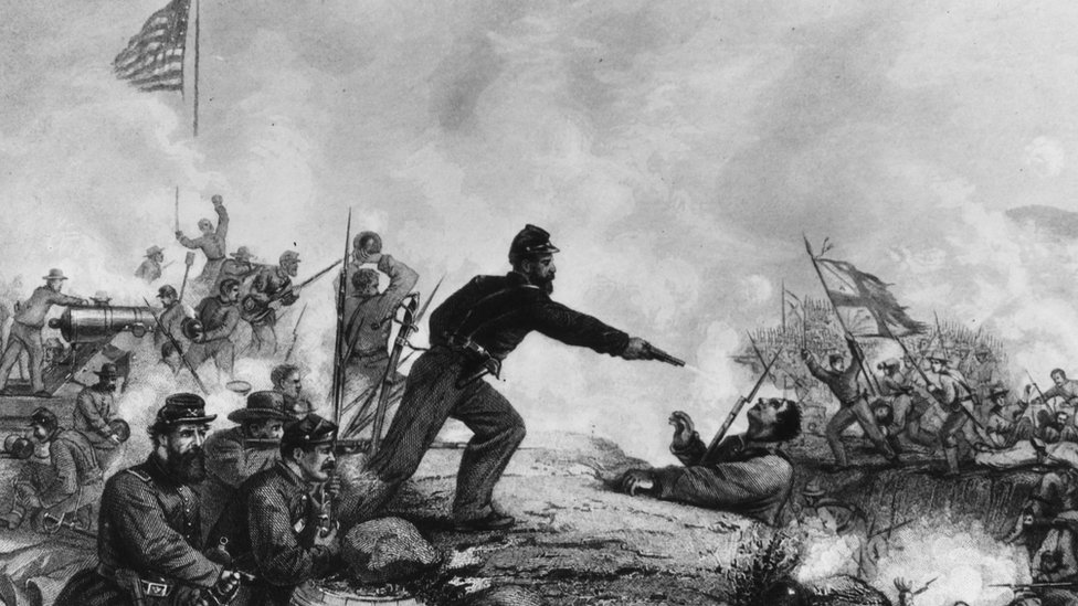 Солдат-янки стреляет в конфедерата во время нападения на Ноксвилл во время Гражданской войны в США