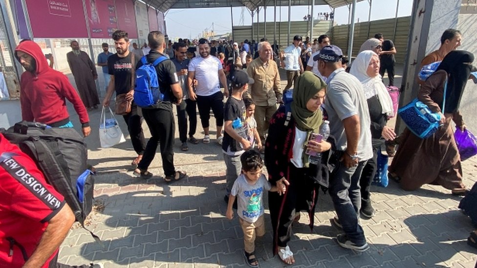 Warga asing dan Palestina berbondong-bondong meninggalkan Gaza menuju Mesir melalui pintu perbatasan Rafah, Rabu (01/11).