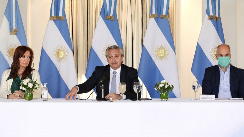 Президент Аргентины Альберто Фернандес выступает на презентации пересмотра страной предложения о государственном долге