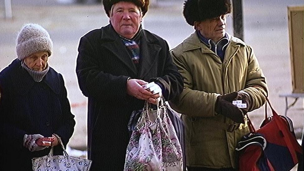 Ancianos venden cigarrillos en Moscú