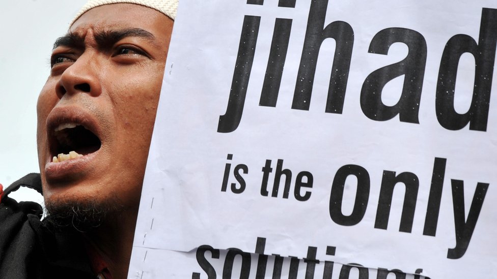 Endonezya'daki bir Hizb-ut Tahrir gösterisinde kullanılan bir afiş: 