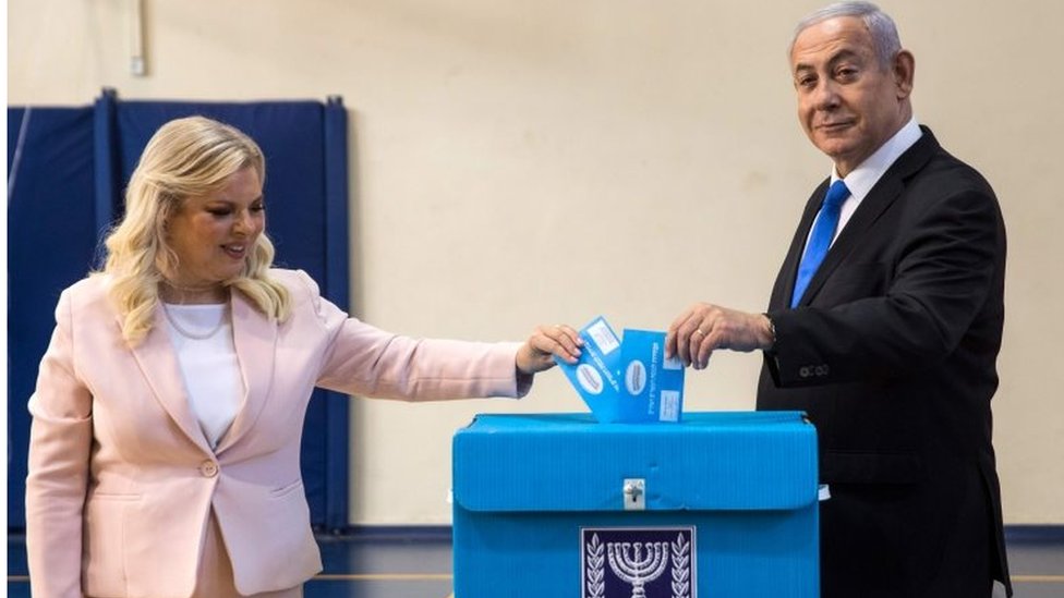 Премьер-министр Израиля Биньямин Нетаньяху голосует со своей женой Сарой на вторых всеобщих выборах 2019 года 17 сентября