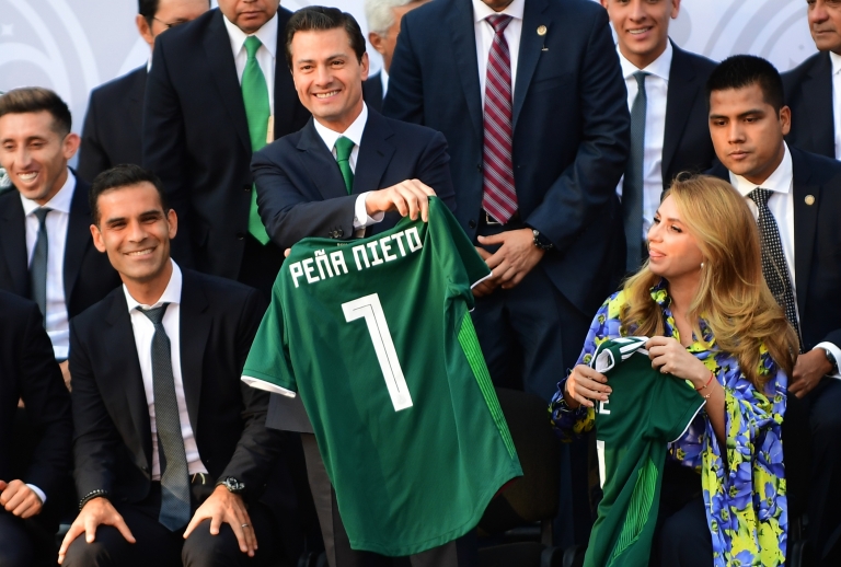 Peña Nieto despide a la selección.