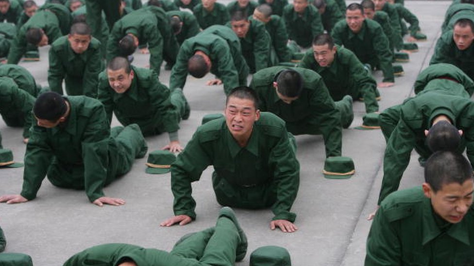 Новобранцы отжимаются на тренировочной базе в Чунцине