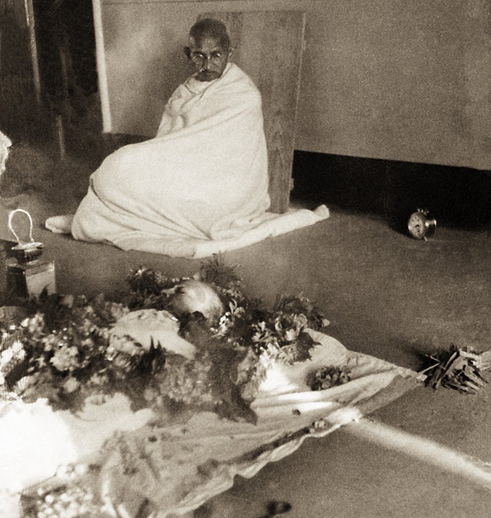 Gandhi mirando a Kasturba después de fallecer en 1944