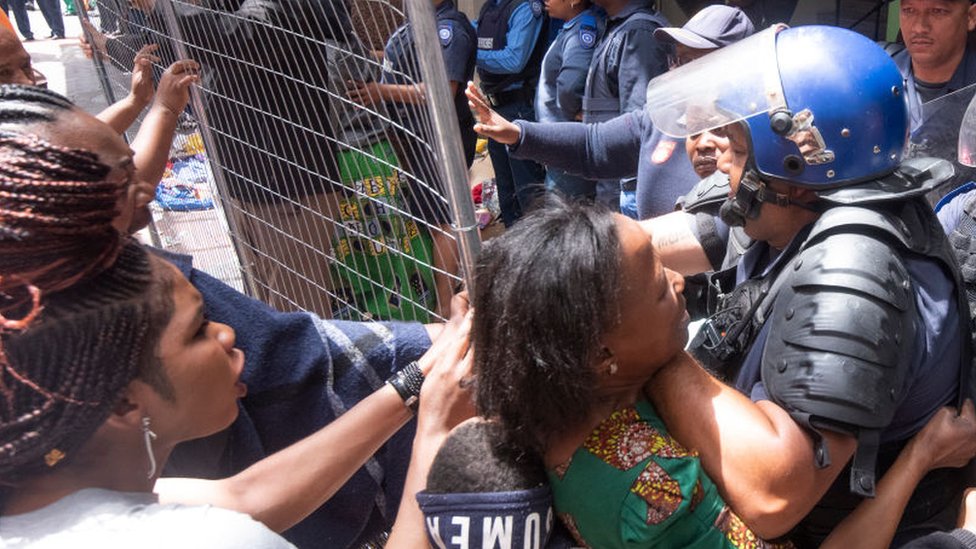 Столкновение полиции с иностранными гражданами, устроившими сидячую забастовку в Waldorf Arcade
