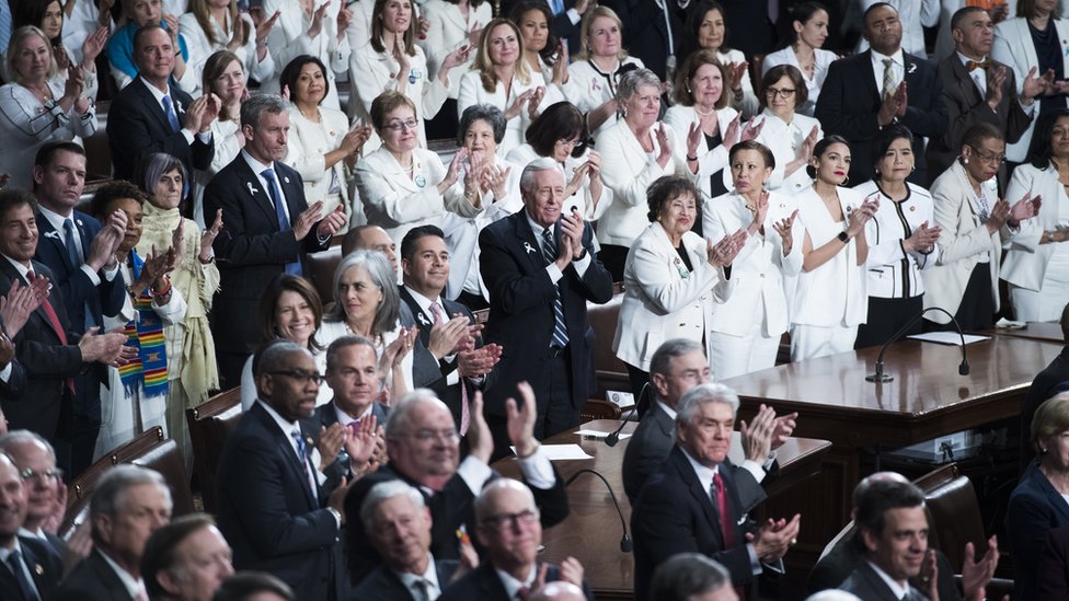 Mujeres demócratas vestidas de blanco