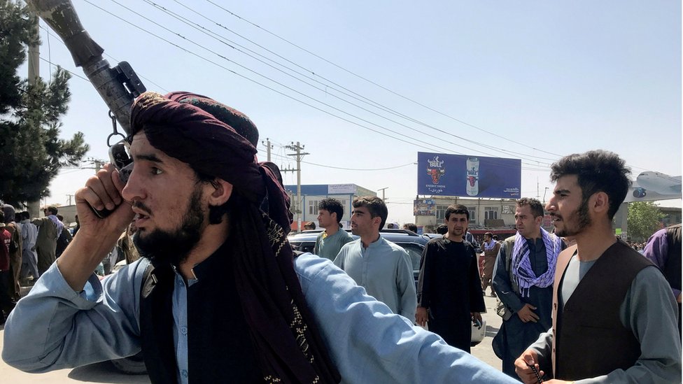 Combatientes talibanes en el aeropuerto