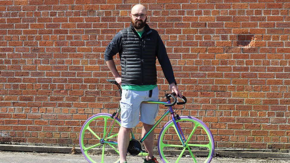 Эндрю Хассард из Mango Bikes в Балликлэр, Северная Ирландия