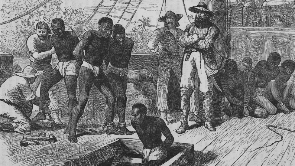 Мужчины привозят рабов на борт корабля