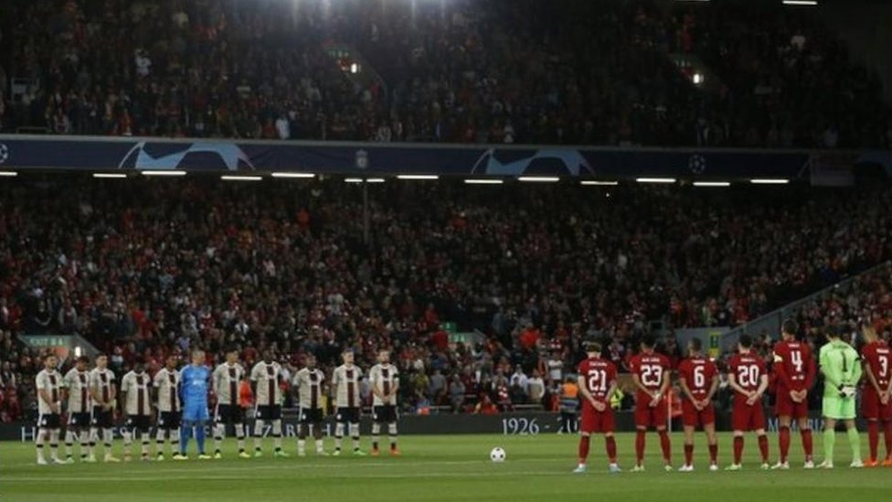 لاعبو ليفربول وأياكس يقفون دقيقة صمت تكريما للملكة إليزابيث