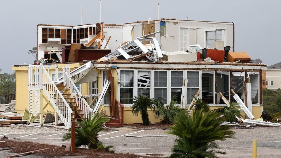 الرياح اقتلعت سقف هذا المنزل في بيرديدوكي، فلوريدا