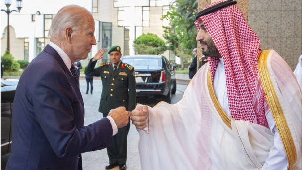 زيارة بايدن إلى الشرق الأوسط: أسعار النفط وإقامة حلف دفاعي تتصدران أعمال القمة الإقليمية في جدة 1 الرئيس بايدن والأمير محمد بن سلمان يتصافحان بقبضة اليد في مستهل زيارة الرئيس الأمريكي للسعودية.