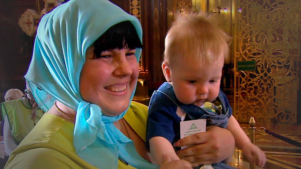 Svetlana con su bebé, Vanya, al que llevó desde un hospital. Svetlana con su bebé, que está mal del brazo.