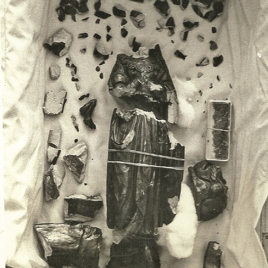 Imagem da santa Nossa Senhora Aparecida quebrada após tentativa de roubo em 1978