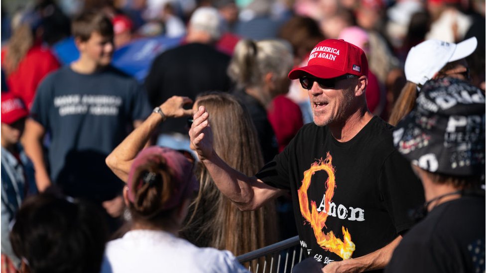 Homem com camisete do QAnon aguarda comício de Trump em Perry, Geórgia, em setembro de 2021